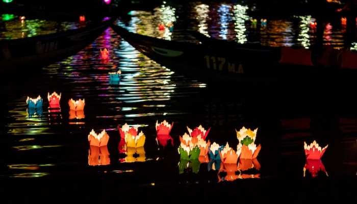 vietnam viaggio viaggi travel indocina hoi an antica citta lanterna lanterne fiori fiore loto turismo barca